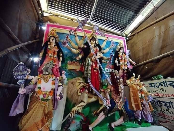 রাজবাড়ী শহরের সজ্জনকান্দা মধ্যপাড়া সর্বজনীন দুর্গামন্দিরের প্রতিমা ভাঙচুর করা হয়। পরে প্রতিমা ঠিকঠাক করে আজ বুধবার থেকে পূজা শুরু হয়েছে এ মণ্ডপে