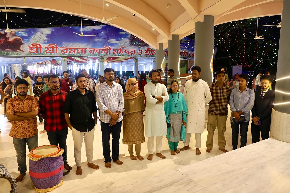 শ্রীশ্রী রমনা কালীমন্দিরে দুর্গাপূজার মণ্ডপ পরিদর্শন করেন জাতীয় নাগরিক কমিটির সদস্যরা। ঢাকা, ০৯ অক্টোবর