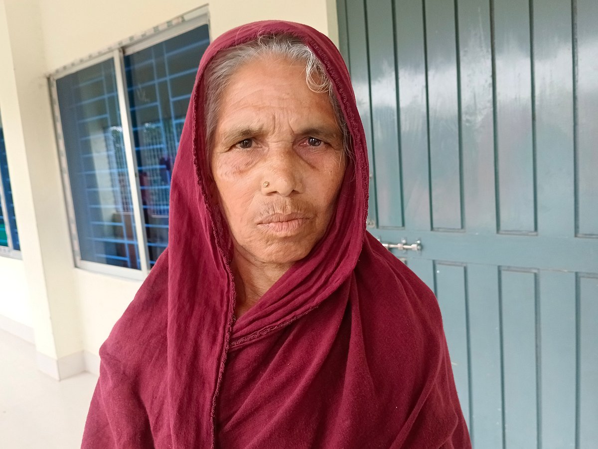আশ্রয়কেন্দ্রে ঠাঁই নিয়েছেন বৃদ্ধ নারী আয়মন নেছা। বুধবার সকালে ময়মনসিংহের ফুলপুর সিংহেশ্বর উচ্চবিদ্যালয় আশ্রয়কেন্দ্রে