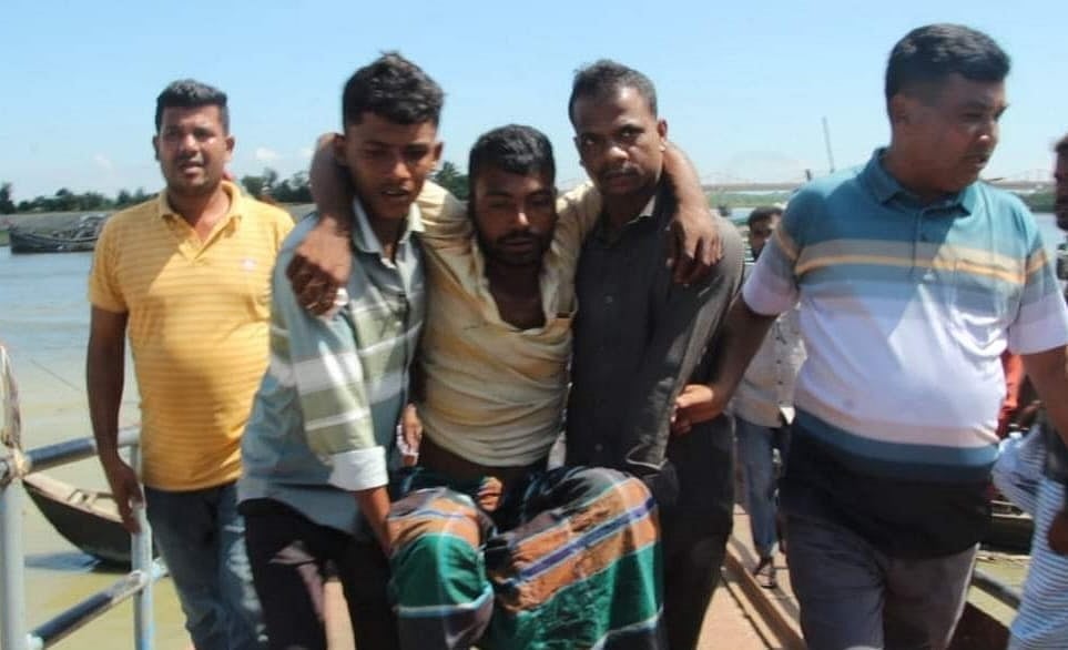 কক্সবাজার উপকূলে জলদস্যুর গুলিতে আহত জেলে জহির আহমদকে হাসপাতালে নেওয়া হচ্ছে। আজ দুপুরে