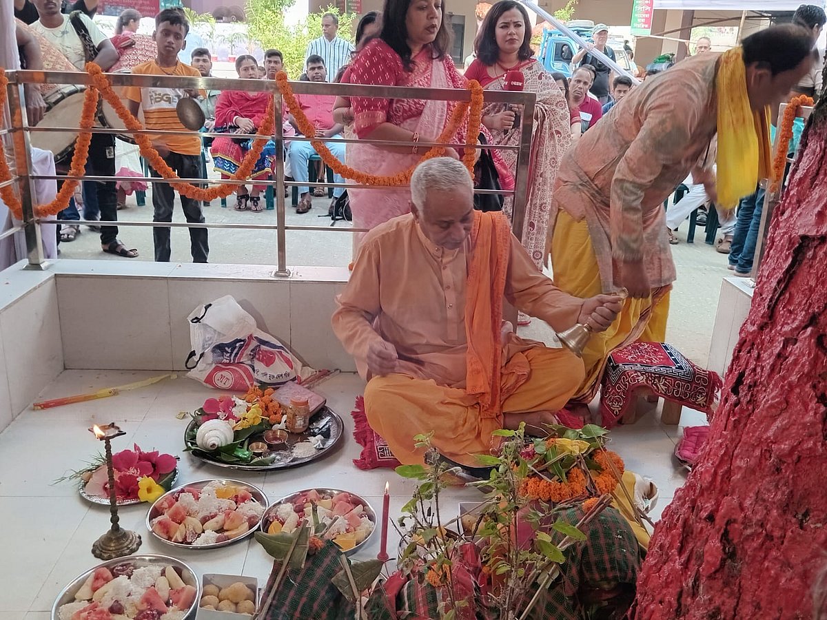 আজ সকালে ঢাকেশ্বরী জাতীয় মন্দিরে দুর্গামণ্ডপের সামনে থাকা বেলতলায় চণ্ডীপাঠ ও চণ্ডীপূজা শুরু হয়। বুধবার, ৯ অক্টোবর