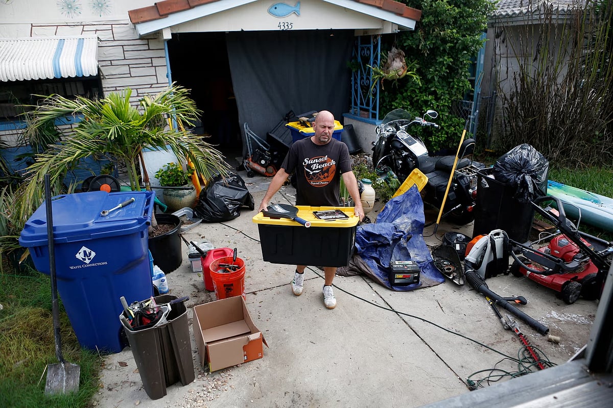 হারিকেন মিল্টনের ক্ষতি এড়াতে নিরাপদ স্থানে সরে যাওয়ার জন্য প্রয়োজনীয় জিনিসপত্র গুছিয়ে নিচ্ছেন ফ্লোরিডার এক বাসিন্দা