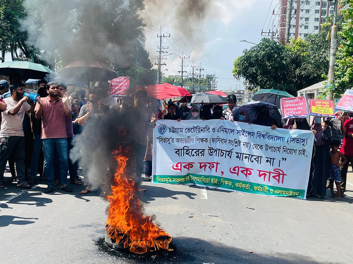 বিশ্ববিদ্যালয়ে কর্মরত শিক্ষকদের থেকে উপাচার্য নিয়োগের দাবিতে চট্টগ্রাম ভেটেরিনারি অ্যান্ড অ্যানিমেল সায়েন্সেস(সিভাসু) বিশ্ববিদ্যালয়ের শিক্ষার্থীদের বিক্ষোভ। আজ সকালে নগরের ফয়’স লেক এলাকায় অবস্থিত বিশ্ববিদ্যালয় ক্যাম্পাসে