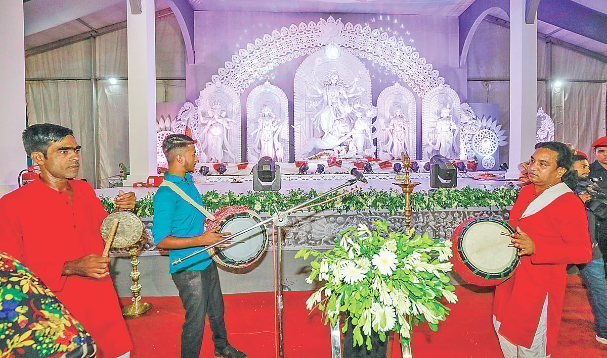 দুর্গাপূজার মহাসপ্তমীর দিনে বনানী পূজামণ্ডপে ঢাকঢোল বাজাচ্ছেন ঢাকিরা