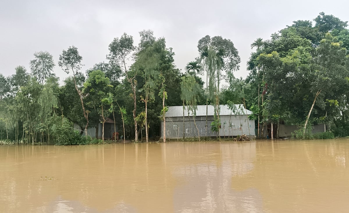 বন্যার পানি ঢুকেছে বসতবাড়িতে। আজ বৃহস্পতিবার ফুলপুর উপজেলার পলাশকান্দা গ্রামে