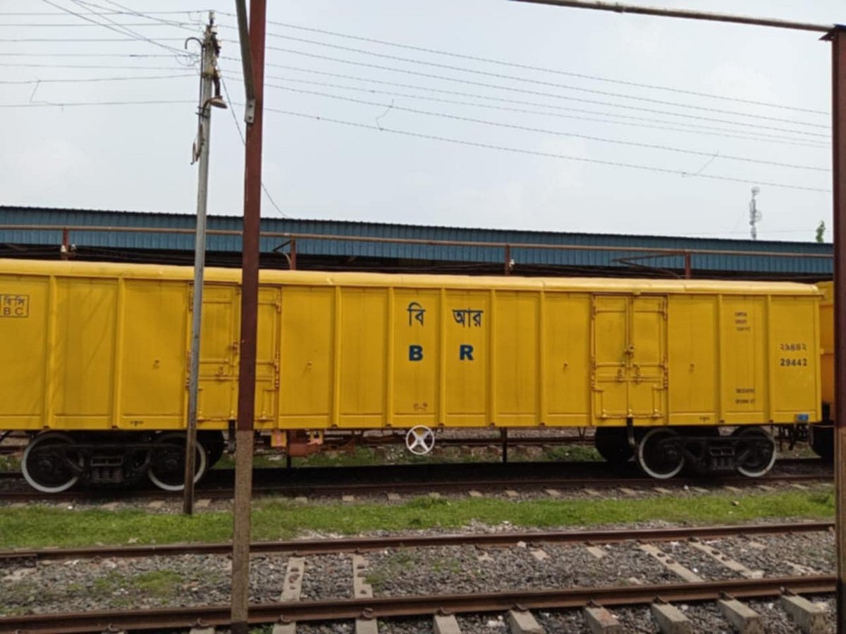 ভারত থেকে আমদানি করা ওয়াগনের পরীক্ষামূলক চলাচল। বৃহস্পতিবার সকালে সৈয়দপুর থেকে পঞ্চগড় যাওয়ার পথে