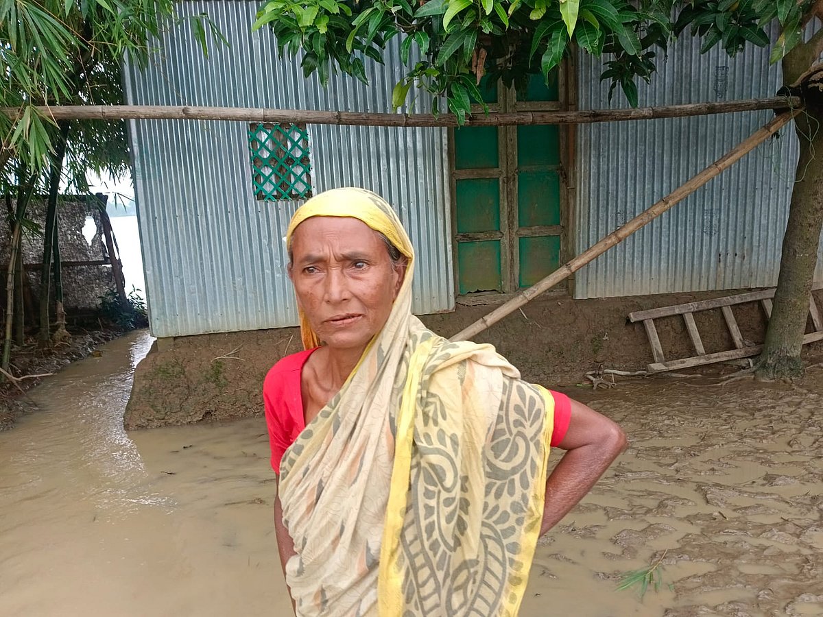 বন্যার কারণে ভাত খেতে না পারার কষ্টের কথা বলছিলেন জমিলা খাতুন। বৃহস্পতিবার দুপুরে ময়মনসিংহের ফুলপুর উপজেলার সিংহেশ্বর ইউনিয়নের পোড়াপুটিয়া গ্রামে