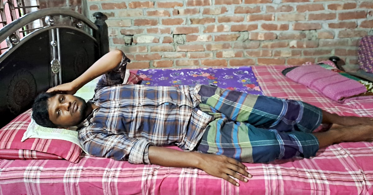 বৈষম্যবিরোধী ছাত্র আন্দোলনে গুলিবিদ্ধ হয়ে আহত রুবেল মণ্ডলের দিন কাটছে শুয়ে–বসে। গতকাল গাইবান্ধার পলাশবাড়ী উপজেলার বড় শিমুলতলা গ্রামে