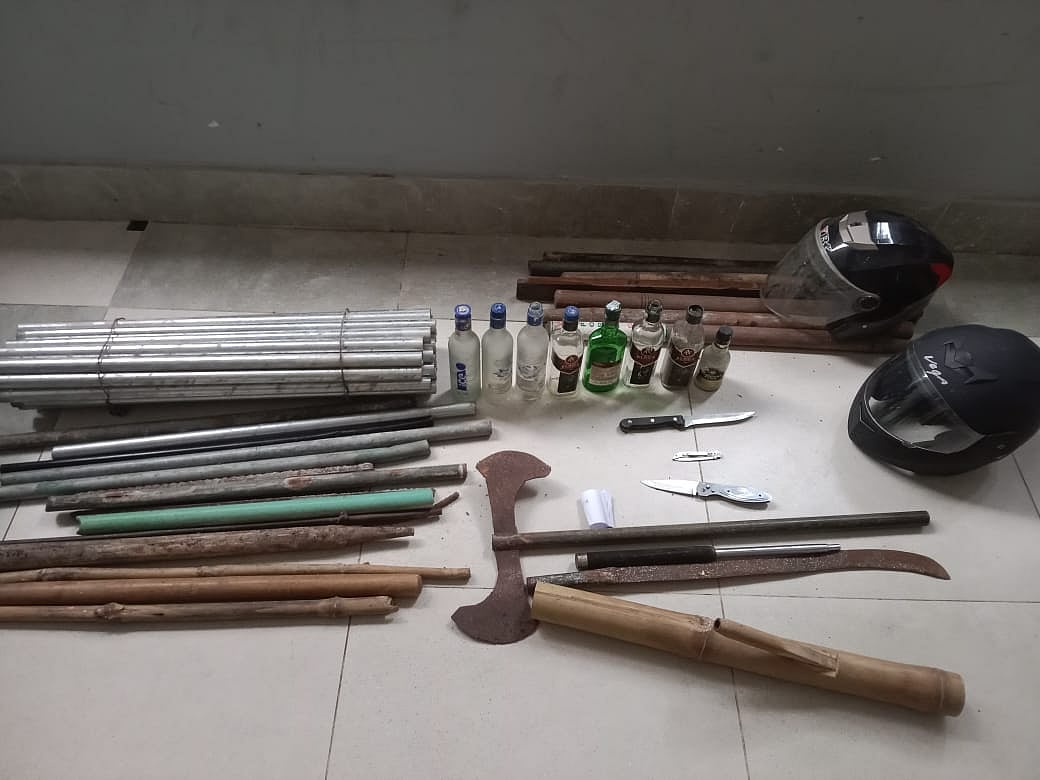 সিলেটের শাহজালাল বিজ্ঞান ও প্রযুক্তি বিশ্ববিদ্যালয়ের আবাসিক শাহপরান ছাত্র হল থেকে দেশি অস্ত্র ও মদের বোতল উদ্ধার করা হয়েছে