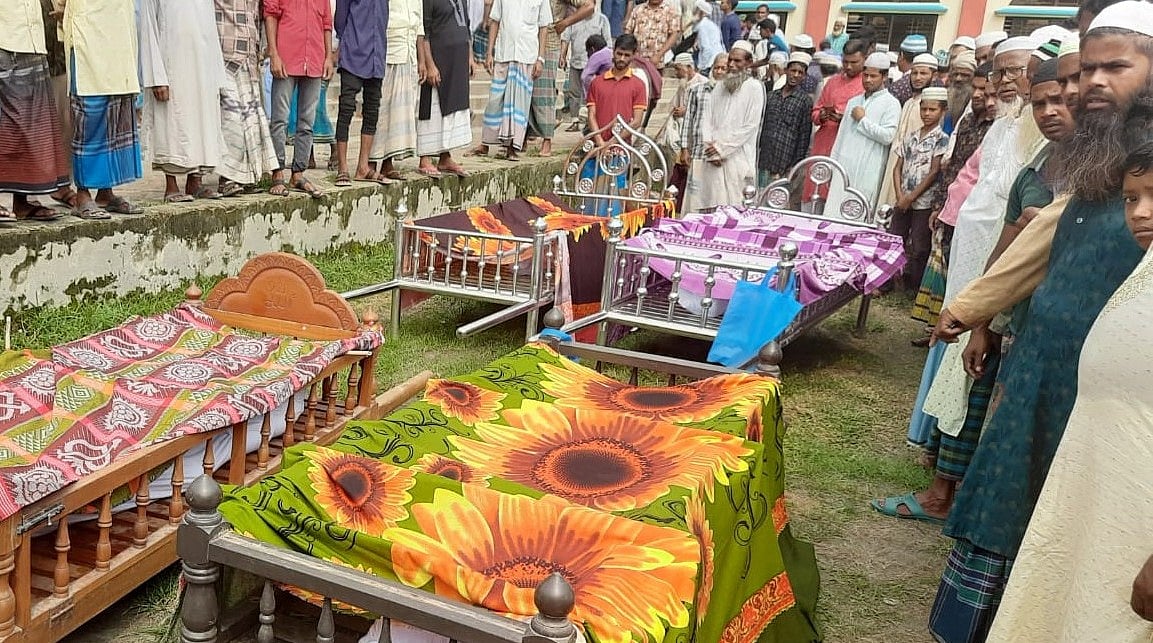 জানাজা শেষে চারজনের লাশ দাফনের প্রস্তুতি নেন স্থানীয় লোকজন। শুক্রবার দুপুরে শেরপুর সদর উপজেলার ভীমগঞ্জ বড় ঈদগাহ মাঠে