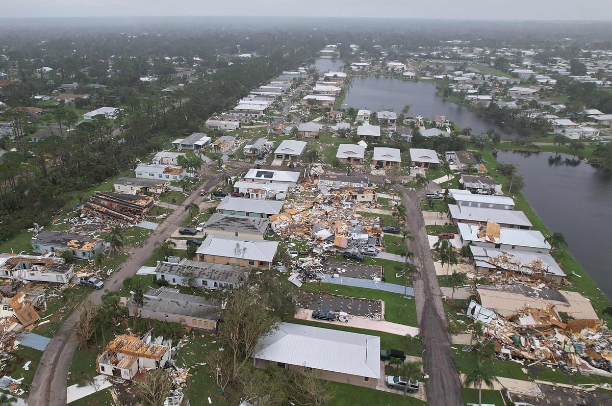ফ্লোরিডার ফোট পিয়ার্সে হারিকেন মিল্টনের তাণ্ডবে লন্ডভন্ড ঘরবাড়ি