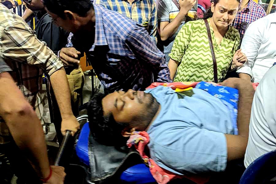 অনশন মঞ্চে চিকিৎসক অনিকেত মাহাতো অসুস্থ হয়ে পড়লে তাঁকে হাসপাতালে নেওয়া হয়