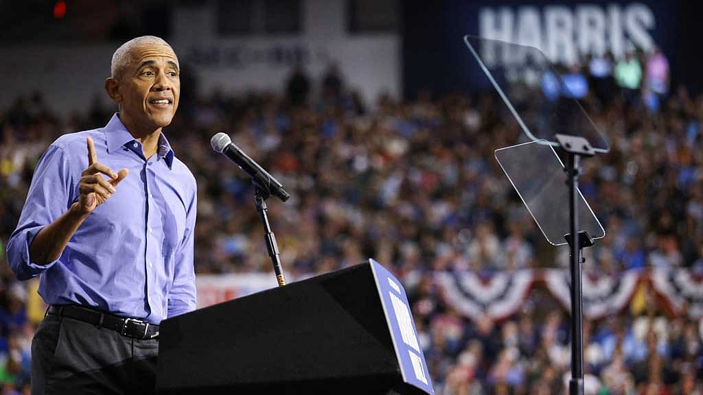 ডেমোক্র্যাট প্রার্থী ও যুক্তরাষ্ট্রের ভাইস প্রেসিডেন্ট কমলা হ্যারিসের পক্ষে নির্বাচনী সমাবেশে বক্তব্য দিচ্ছেন দেশটির সাবেক প্রেসিডেন্ট বারাক ওবামা। পিটসবার্গ, পেনসিলভানিয়া, ১০ অক্টোবর ২০২৪