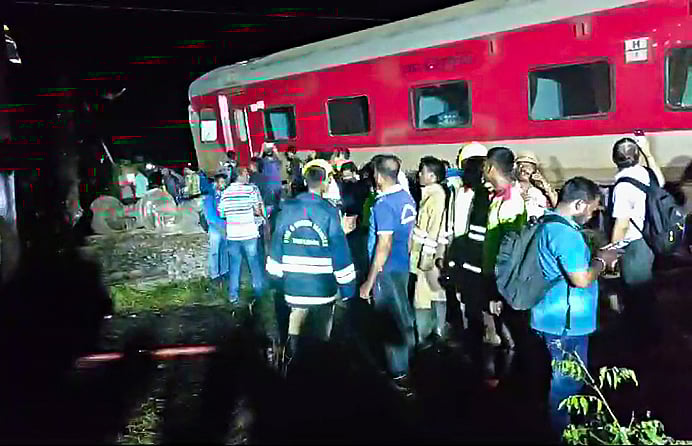 ট্রেন দুর্ঘটনার পর চলছে উদ্ধার কাজ। চেন্নাই রেল বিভাগের পোন্নেরি-কাভারপেট্টাই স্টেশনে, ১১ অক্টোবর ২০২৪