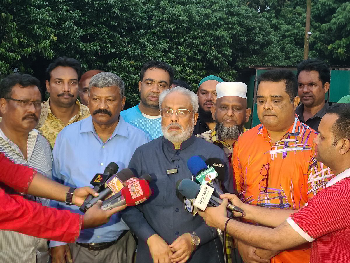 রংপুরে দর্শনা এলাকার পল্লিনিবাসে এরশাদের মাজার জিয়ারত শেষে সাংবাদিকদের সঙ্গে মতবিনিময় করেন জাতীয় পার্টির চেয়ারম্যান জি এম কাদের। আজ শনিবার সন্ধ্যায়