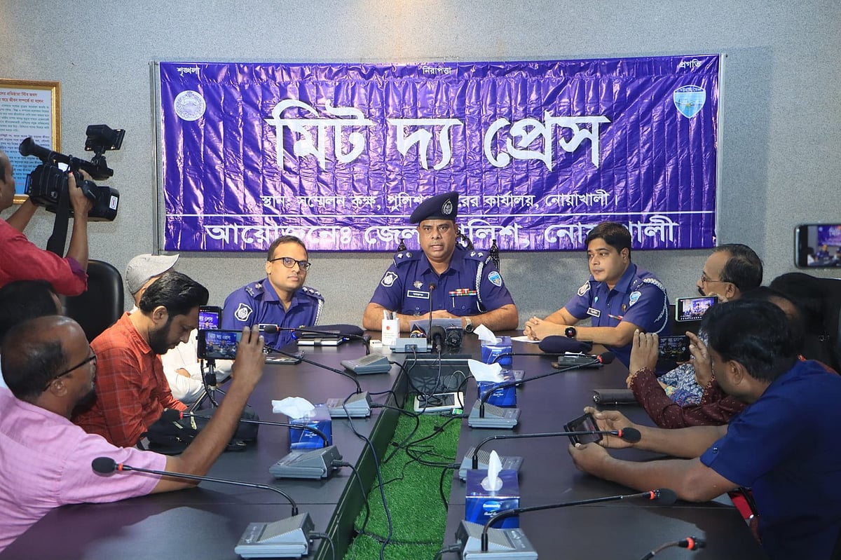 পুলিশ সদস্য ইব্রাহিম হত্যার অভিযোগে গ্রেপ্তার আসামিদের বিষয়ে প্রেস ব্রিফিংয়ে বক্তব্য দিচ্ছেন জেলা পুলিশ সুপার মো. আব্দুল্লাহ আল ফারুক। আজ শনিবার সকালে