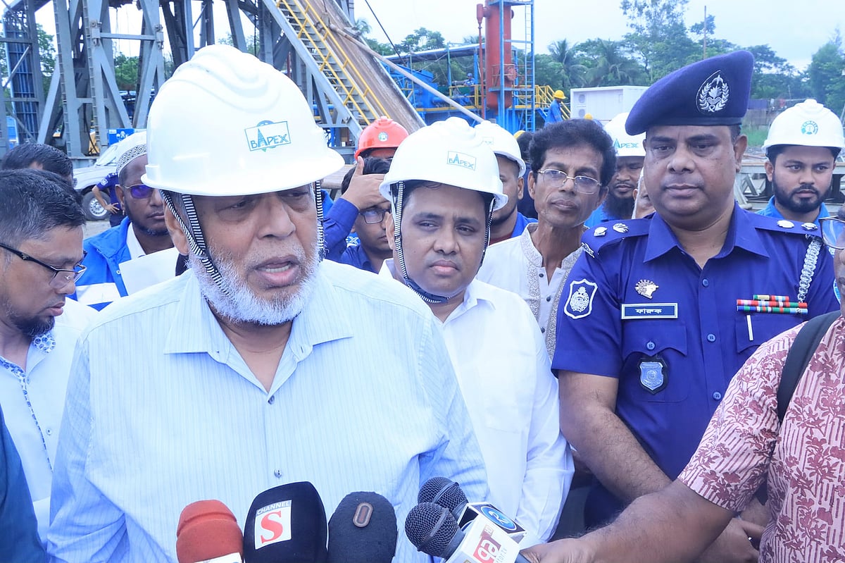 নোয়াখালীর বেগমগঞ্জ-৪ (ওয়েস্ট কুপ) খননকাজ পরিদর্শন শেষে সাংবাদিকদের সঙ্গে কথা বলেন জ্বালানি উপদেষ্টা মুহাম্মদ ফাওজুল কবির খান। আজ শনিবার সকালে