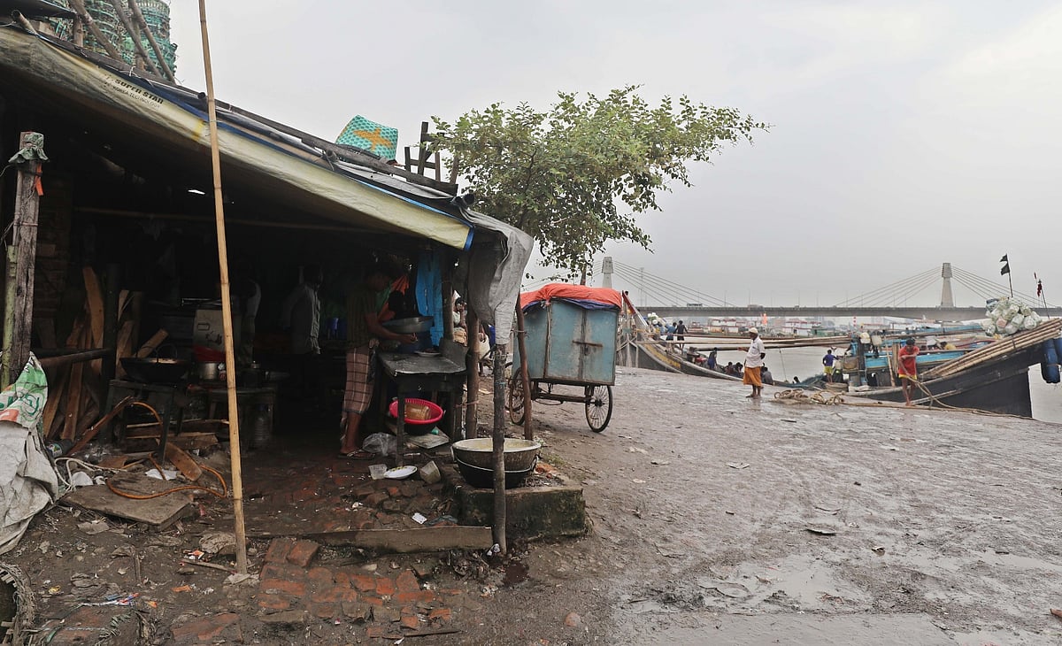 কর্ণফুলী নদীর তীরে অবৈধভাবে গড়ে তোলা হয়েছে স্থাপনা। সম্প্রতি চট্টগ্রাম নগরের নতুন ফিশারিঘাটে