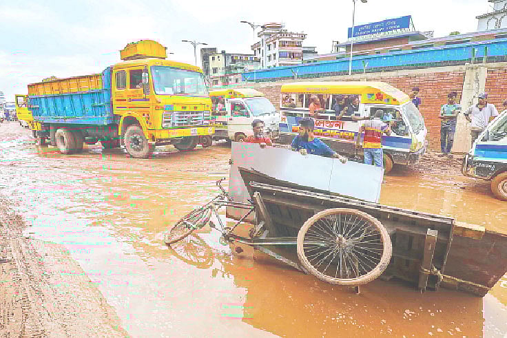 খানাখন্দে ভরা সড়কে ঘটছে দুর্ঘটনা। গত মঙ্গলবার গেন্ডারিয়া নতুন সড়কে