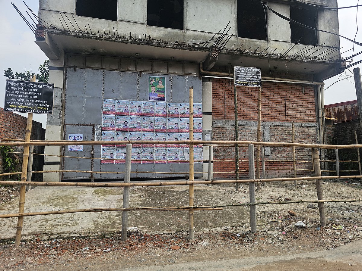 গাজীপুর মহানগরীর ছয়দানা এলাকায় সিটি করপোরেশনের সাবেক মেয়র জাহাঙ্গীর আলমের বাড়ির সামনে বাঁশের বেড়া। মালিকানা দাবি করে এই বেড়া দিয়েছে একটি পক্ষ। আজ শনিবার সকালে তোলা