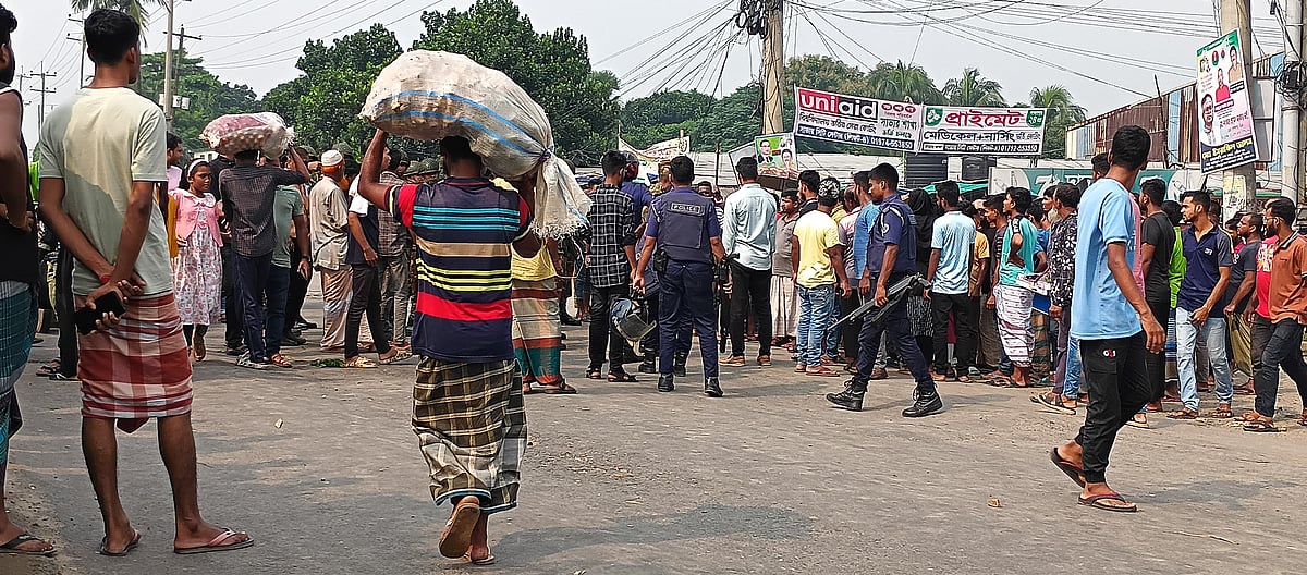 গাজীপুর নগরে বকেয়া বেতনের দাবিতে বেক্সিমকো গ্রুপের কারখানার শ্রমিকেরা চন্দ্রা-নবীনগর সড়ক অবরোধ করেছেন। আজ শনিবার বেলা দেড়টায়