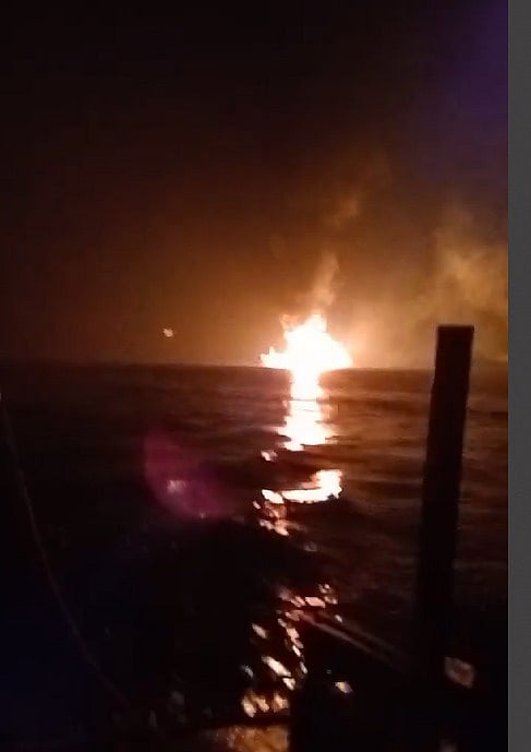 গতকাল শনিবার রাতে ট্যাংকার সোফিয়াতে অগ্নিকাণ্ড।  কাছাকাছি থাকা অন্য জাহাজ থেকে তোলা ছবি