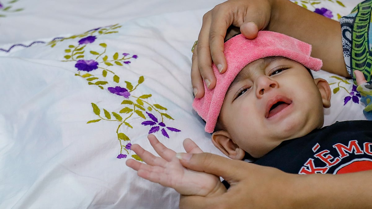 জ্বর, গায়ে ব্যথা, দুর্বল লাগা, গা ম্যাজম্যাজ করা—এমন কিছু উপসর্গ দিয়ে শুরু হয় চিকেন পক্স