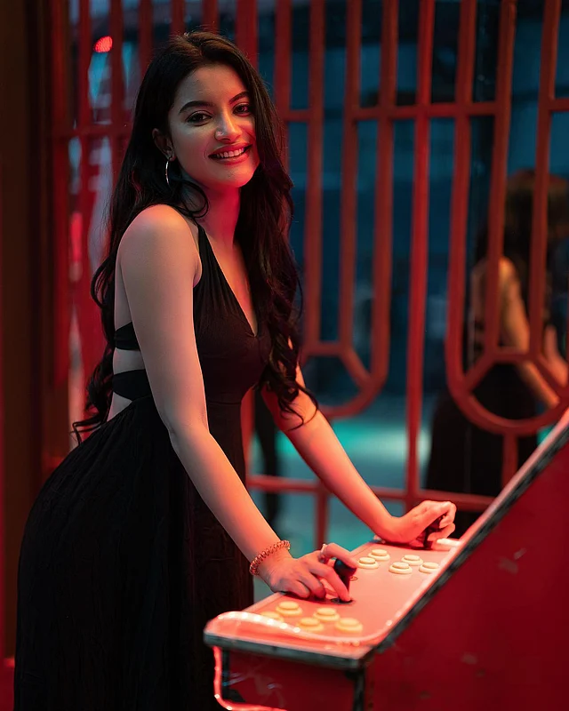 Badiiy gimnastikaning erotik tasvirlari Erning xotini oldidagi qarzlarini jinsiy aloqa orqali tolash