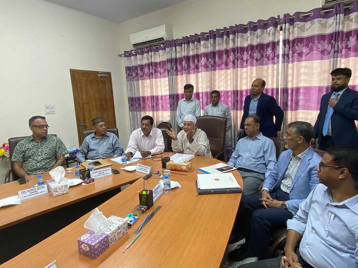 রাজধানীর বিচার প্রশাসন প্রশিক্ষণ ইনস্টিটিউটের সম্মেলনকক্ষে বিচার বিভাগ সংস্কার কমিশনের তৃতীয় বৈঠক শেষে আজ সোমবার সাংবাদিকদের সঙ্গে কথা বলেন কমিশনের প্রধান সাবেক বিচারপতি শাহ আবু নাঈম মোমিনুর রহমান