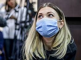 ইউক্রেনের নারী সাংবাদিক ভিক্টোরিয়া রোশসিনা। এই ছবি ২০২১ সালের অক্টোবরে কিয়েভে একটি আদালতে শুনানি চলাকালে তোলা