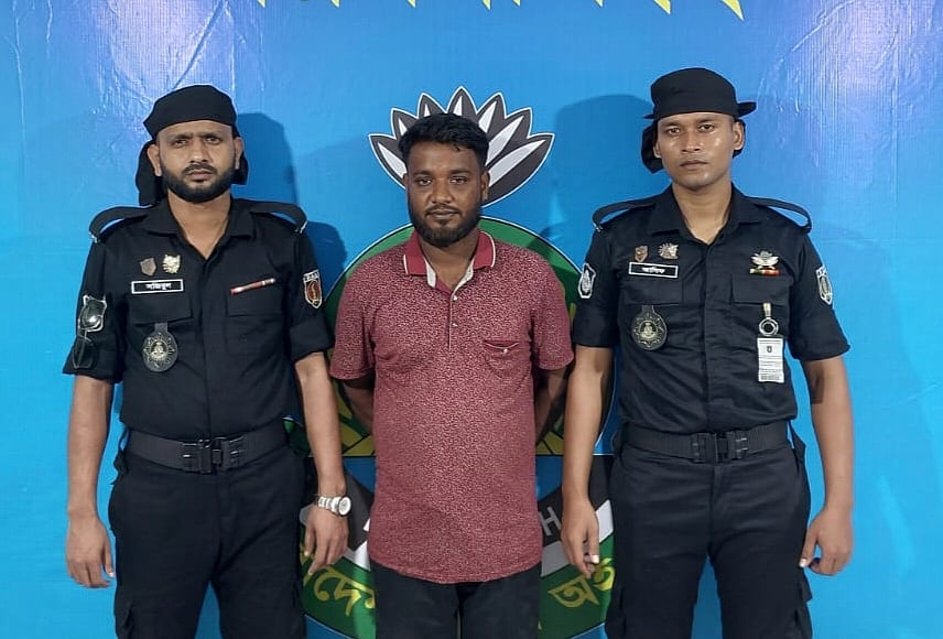 র্যাবের হাতে আটক মানিক মিয়া