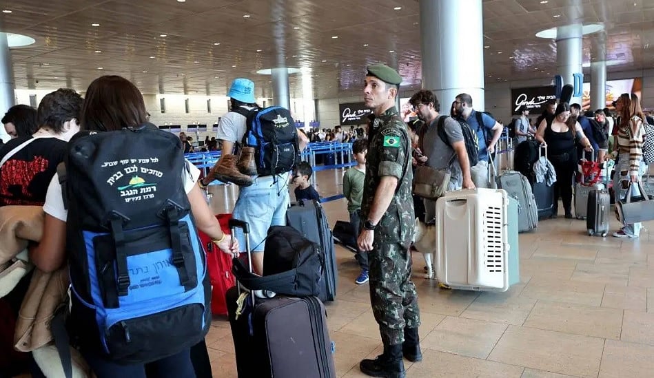 তেল আবিবের কাছে বেন গুরিয়ন আন্তর্জাতিক বিমানবন্দরে যাত্রীদের অপেক্ষা