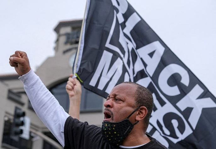 'ব্ল্যাক লাইভস ম্যাটার' আন্দোলনে শ্লোগান দিচ্ছেন এক নাগরিক।