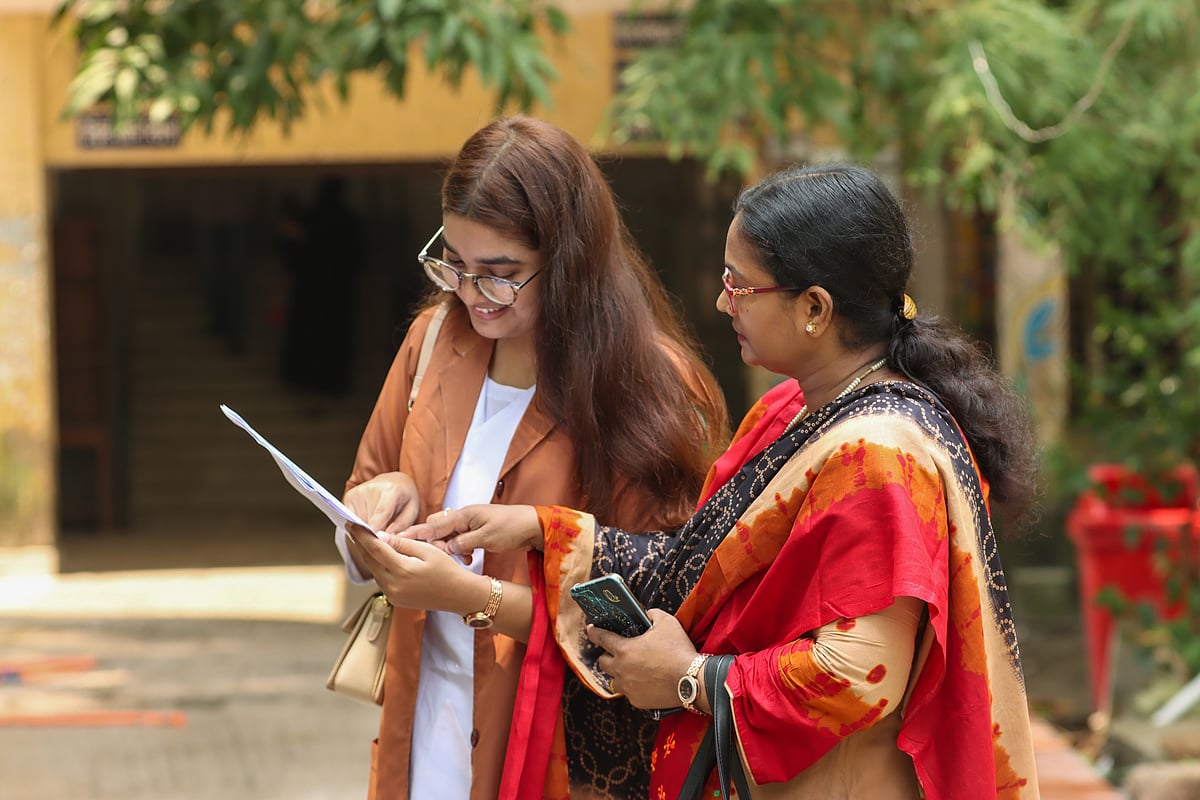 এক শিক্ষার্থী এইচএসসি পরীক্ষার ফলাফল দেখাচ্ছে তাঁর মাকে
