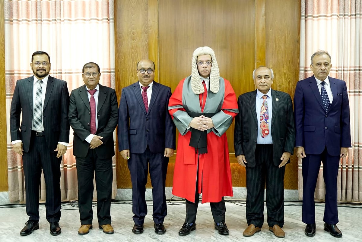 শপথ গ্রহণ শেষে প্রধান বিচারপতির সঙ্গে পিএসসির চেয়ারম্যান ও সদস্যরা