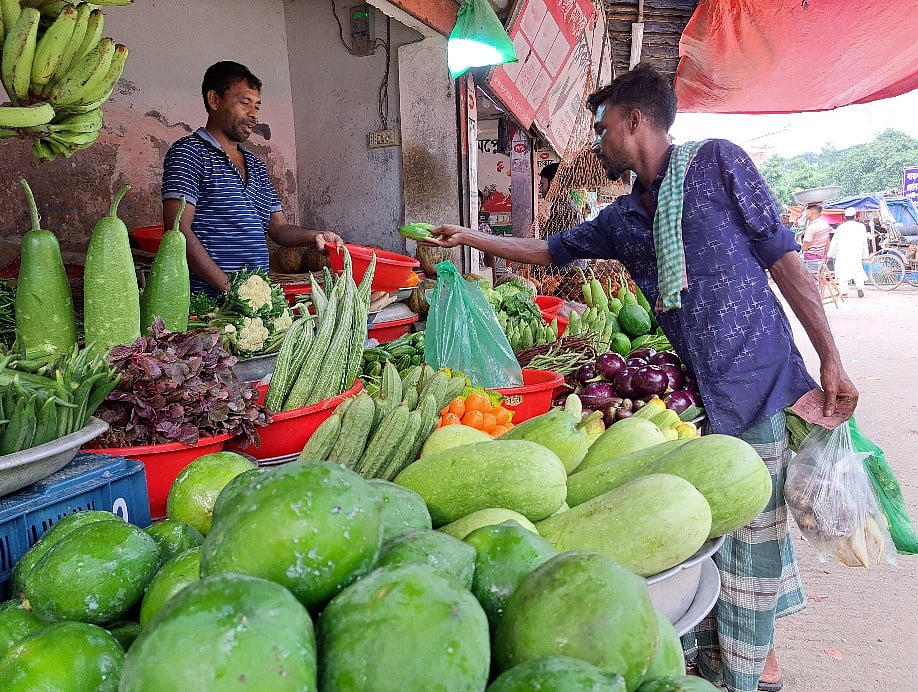 বাজারে সব ধরনের সবজির দাম বেড়েছে। গতকাল দুপুরে গাজীপুরের জয়দেবপুর কাঁচাবাজারে