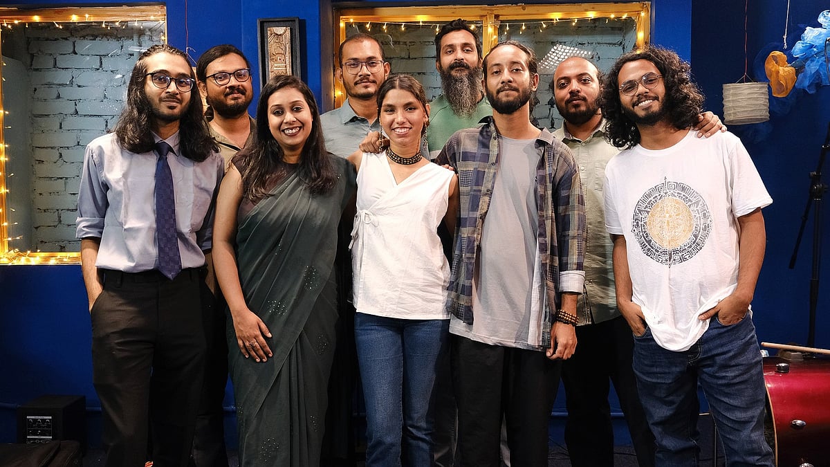 হাতিরপুল সেশনসের তৃতীয় মৌসুম থেকে প্রকাশিত প্রথম গান ‘বিরতি’র সেটে মিউজিশিয়ানরা। ছবি: হাতিরপুল সেশনস