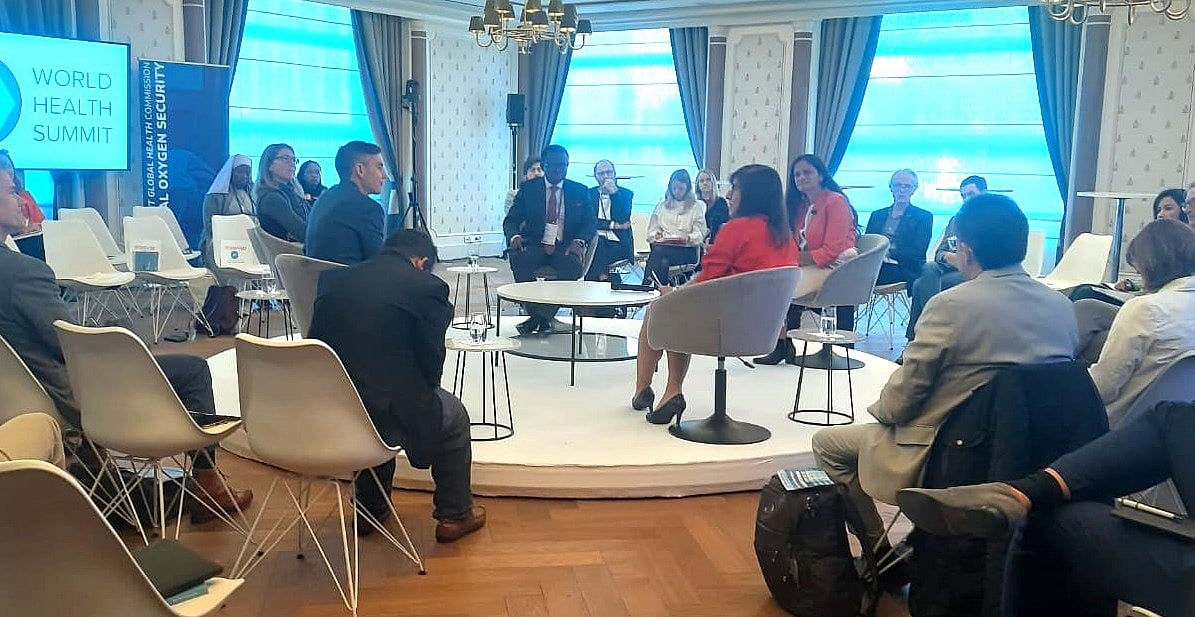 বিশ্ব স্বাস্থ্য শীর্ষ সম্মেলনে অক্সিজেন নিয়ে বিশেষ অধিবেশনে বক্তব্য দেন বিশেষজ্ঞরা। বার্লিন, জার্মানি, ১৫ অক্টোবর