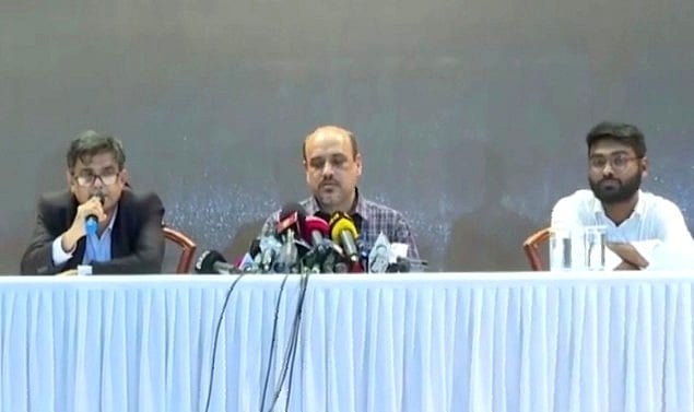 রাজধানীর ফরেন সার্ভিস একাডেমিতে আজ মঙ্গলবার সন্ধ্যায় সংবাদ ব্রিফিংয়ে প্রধান উপদেষ্টার প্রেস উইংয়ের সদস্যরা