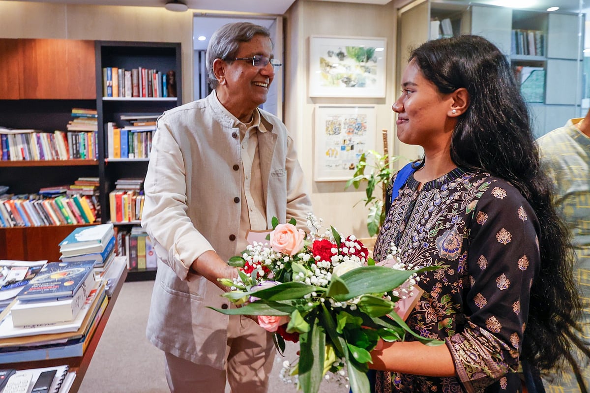 প্রথম আলোর এক দিনের সম্পাদক হিসেবে দায়িত্ব নেন রাজধানীর সরকারি শহীদ সোহরাওয়ার্দী কলেজের একাদশ শ্রেণির ছাত্রী আয়েশা খাতুন। তাঁকে শুভেচ্ছা জানান প্রথম আলোর সম্পাদক মতিউর রহমান। কারওয়ান বাজার, ঢাকা