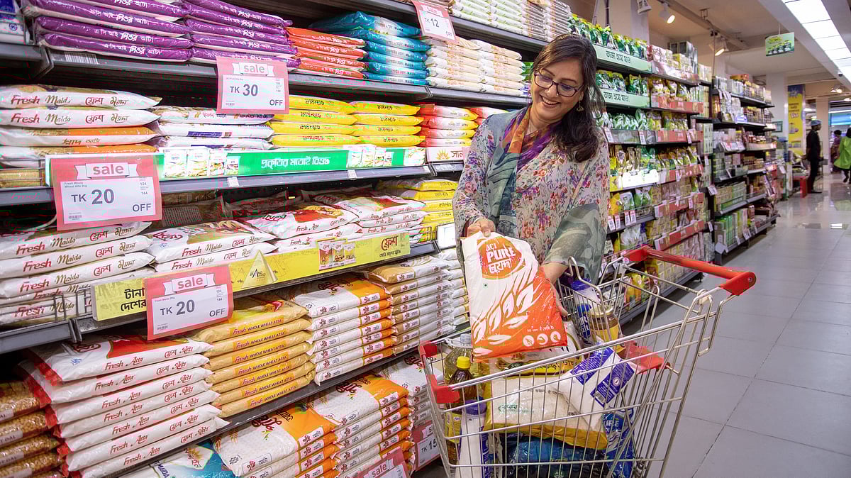 বাজার করার আগে কিছু বিষয় মাথার রাখলে খরচ কমে আসবে। মডেল: উল্কা হোসেন