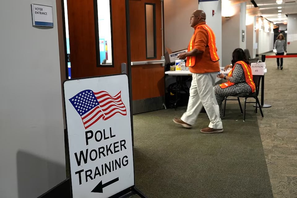 যুক্তরাষ্ট্রের জর্জিয়া অঙ্গরাজ্যের একটি আগাম ভোটকেন্দ্র পর্যবেক্ষণ করছেন নির্বাচন কর্মকর্তারা