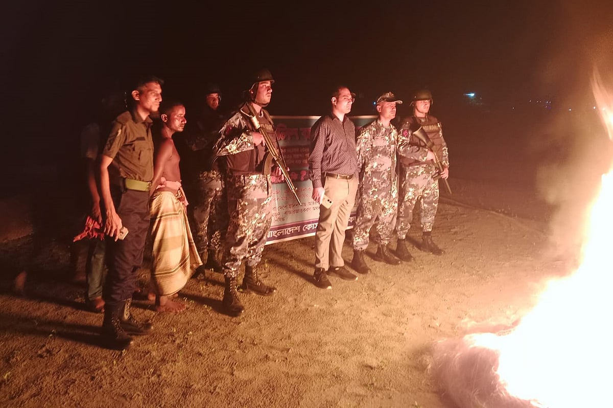 নিষেধাজ্ঞা অমান্য করে ইলিশ ধরার দায়ে তিন ব্যক্তিকে আটকের পর জাল পুড়িয়ে দেওয়া হয়। গতকাল মঙ্গলবার রাতে মানিকগঞ্জের শিবালয় উপজেলার আলোকদিয়া এলাকায়