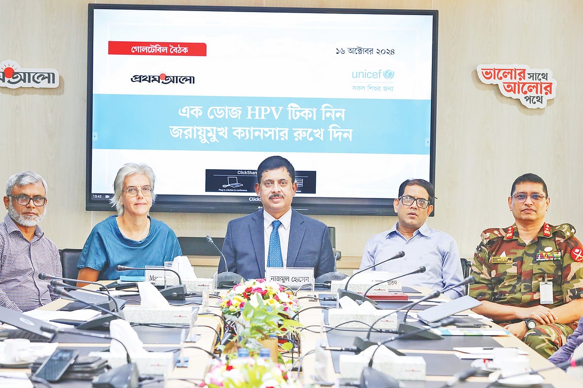 ‘এক ডোজ এইচপিভি টিকা নিন, জরায়ুমুখ ক্যানসার রুখে দিন’ শীর্ষক গোলটেবিল বৈঠকে (বাঁ থেকে) শাহ আলী আকবর আশরাফী, মায়া ভানডেনেন্ট, নাজমুল হোসেন, আনোয়ার হোসেন আকন্দ ও ইমরুল কায়েস চৌধুরী। গতকাল ঢাকার প্রথম আলো কার্যালয়ে