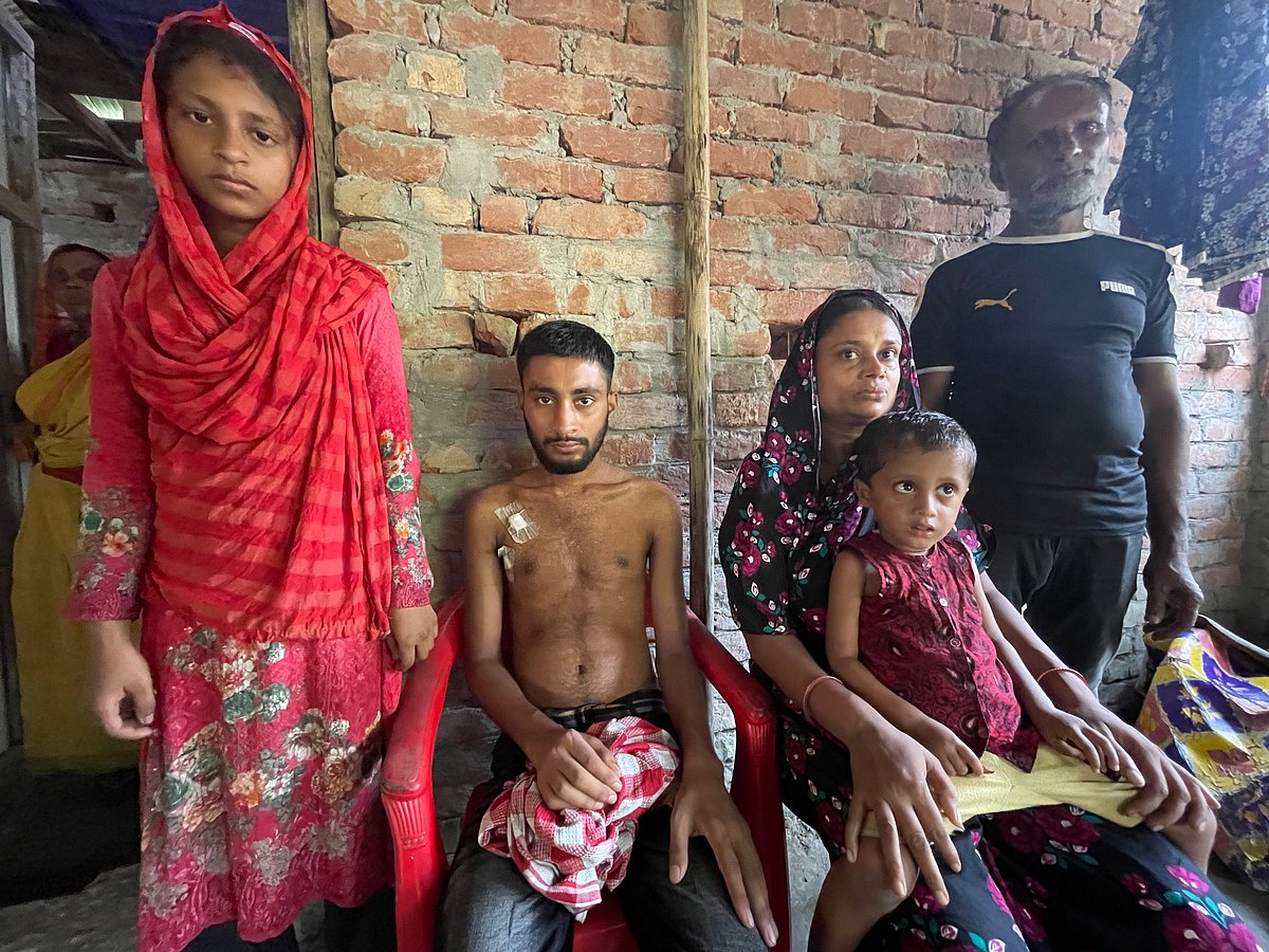 পটুয়াখালীর মির্জাগঞ্জে বাবা–মা, ভাই–বোনের সঙ্গে গুলিতে আহত সাগর। আজ বুধবার সকালে