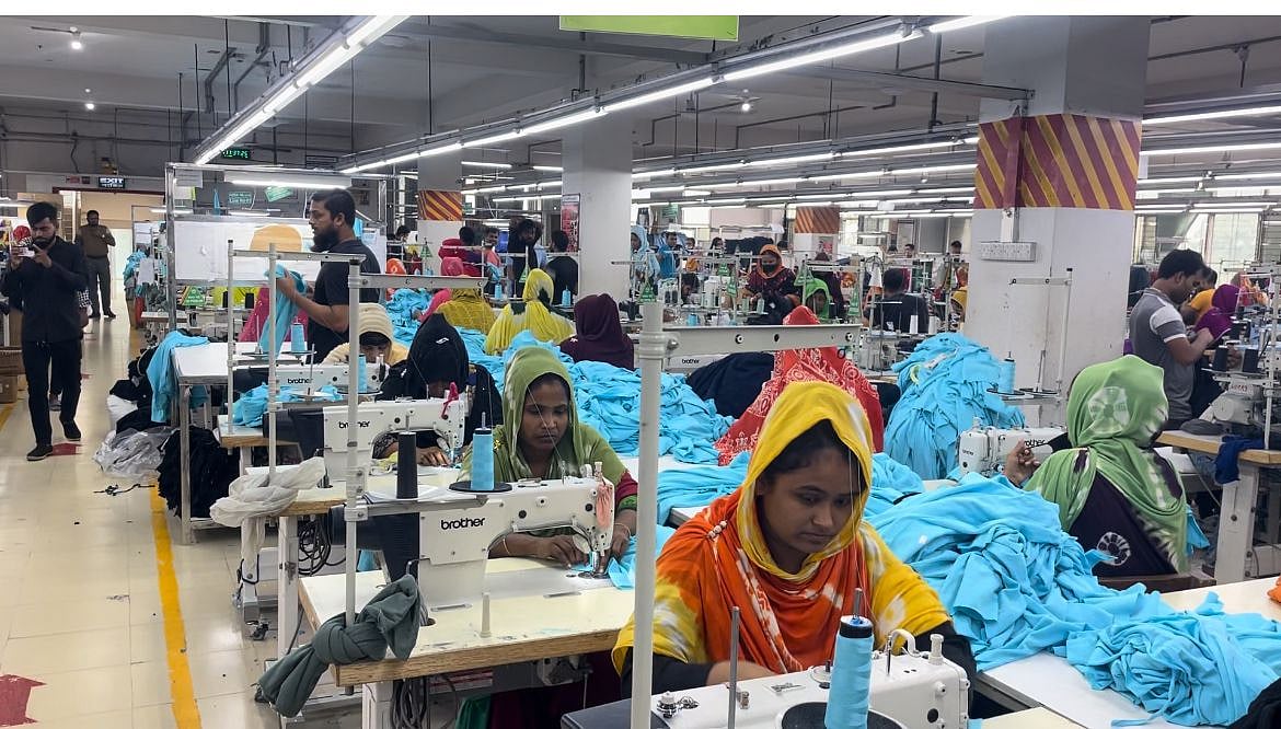 গাজীপুরের কালিয়াকৈর উপজেলার মৌচাক এলাকায় একটি তৈরি পোশাক কারখানায় কাজ করছেন শ্রমিকেরা। আজ বুধবার সকালে