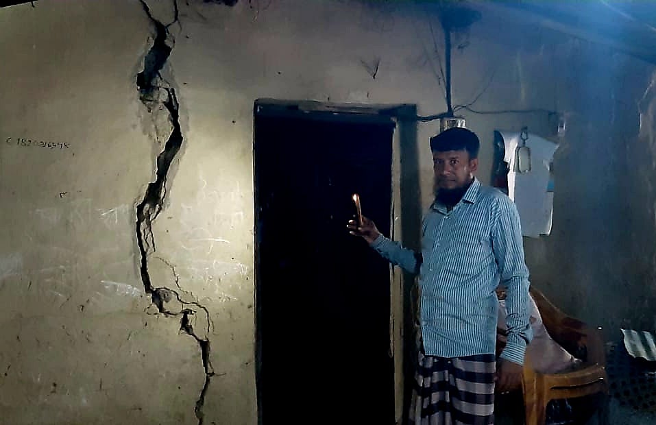 মিয়ানমারের রাখাইন রাজ্যের মংডুতে মর্টার শেলের বিস্ফোরণে ধাক্কায় ফাটল ধরেছে টেকনাফের সীমান্তবর্তী গ্রামের এই ঘরটিতে। টেকনাফ সদর ইউনিয়নের মৌলভিপাড়ায় গতকাল বিকালে