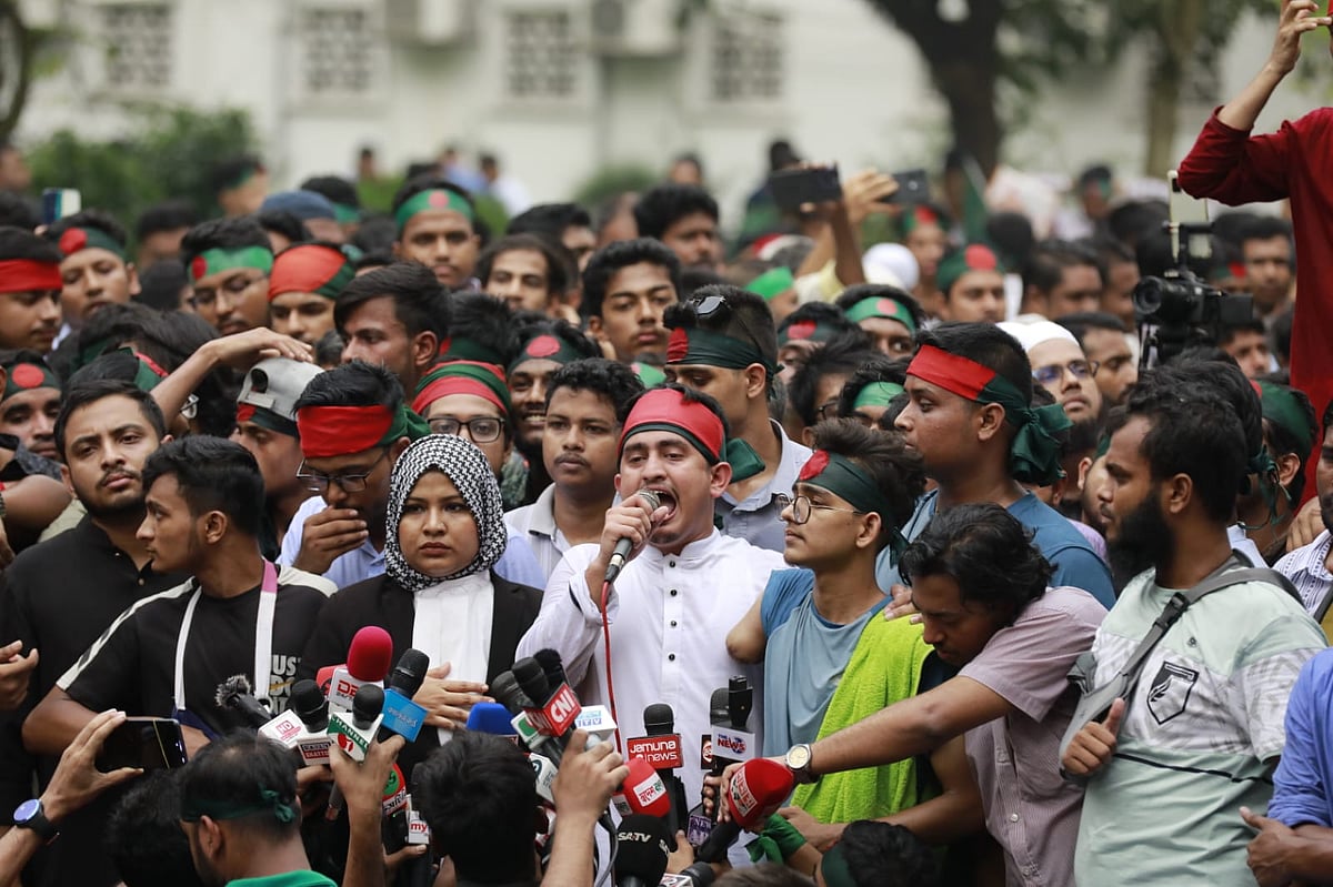 বৈষম্যবিরোধী ছাত্র আন্দোলনের অন্যতম সমন্বয়ক সারজিস আলম হাইকোর্টের অ্যানেক্স ভবনের সামনে কর্মসূচি চলাকালে বক্তব্য দেন