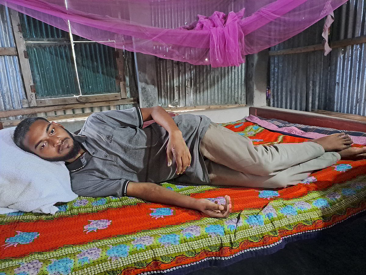 সিফাত হাসানের শরীর থেকে কয়েকটি গুলি বের করেছেন চিকিৎসকেরা। এখনো তাঁর শরীরে অসংখ্য গুলি রয়েছে। সম্প্রতি গাইবান্ধার সুন্দরগঞ্জ উপজেলার পশ্চিম ছাপড়হাটি গ্রামে