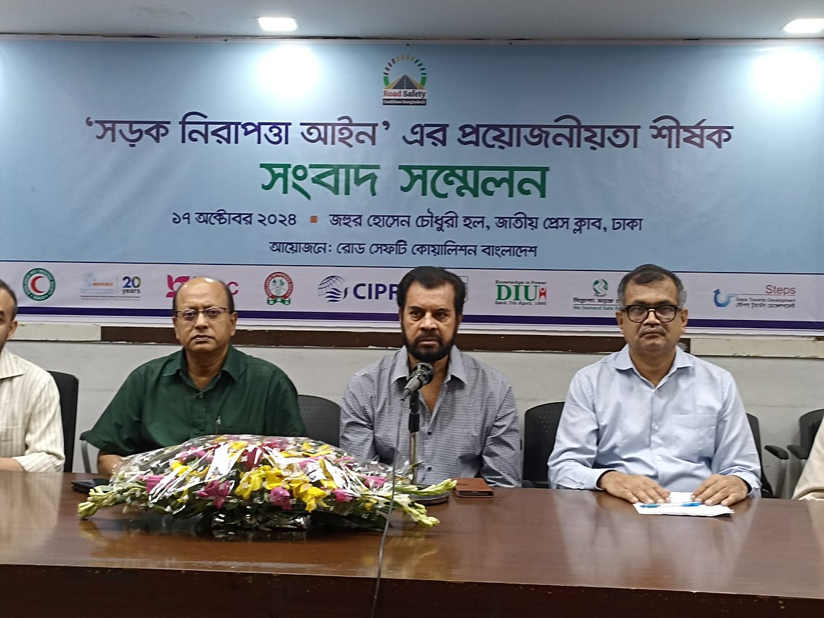 সড়ক নিরাপত্তা আইন নিয়ে সংবাদ সম্মেলনে বক্তব্য দেন নিরাপদ সড়ক চাই-এর চেয়ারম্যান ইলিয়াস কাঞ্চন। ঢাকা, ১৭ অক্টোবর